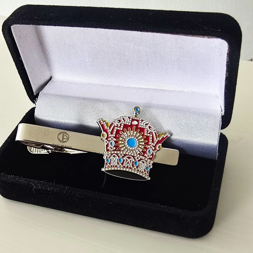 A tie clip and a tie bar in a box.
