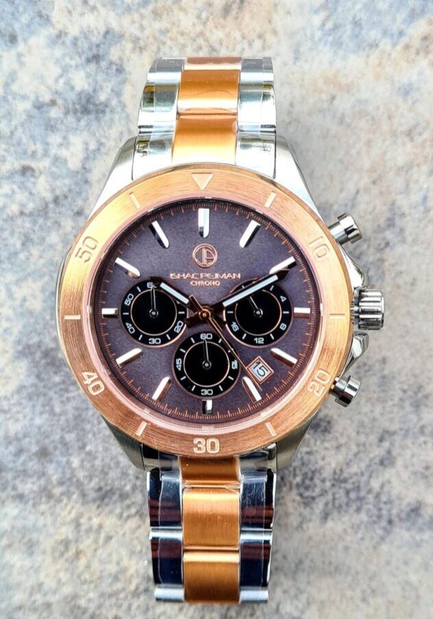 22-12-16-14-53-41-481_deco A watch is shown on the floor.